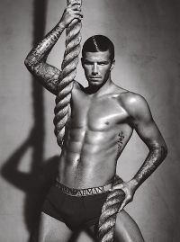 David Beckham ancora splendidamente in mutande per Armani